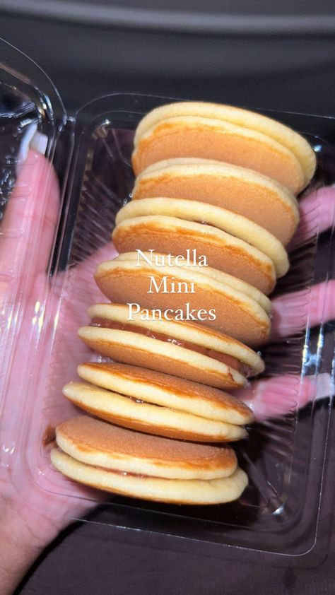 Hot Cakes Minis, Mini Pancakes Business, Mini Pancakes Ideas, Pancake Business, Dessert Cups Recipes, Food Business Ideas, Mini Pancakes, Food Gallery, Tasty Pancakes