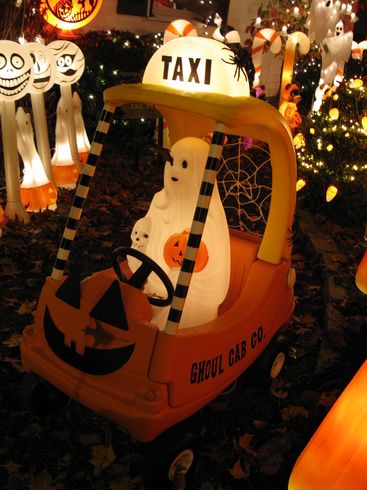 Awesome Outdoor Halloween Decorations, Cheap Diy Halloween Decorations, Halloween Outside, Hallowen Ideas, Casa Halloween, Diy Halloween Decor, Halloween Tattoo, Halloween Displays, Halloween Yard