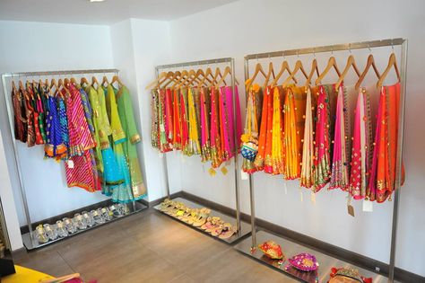 Saree Display Ideas Showroom, Saree Display, Saree Showroom, Botique Interiors, Bride Sarees, Boutique Layout, Clothing Boutique Interior, Saree Boutique, Boutique Store Displays