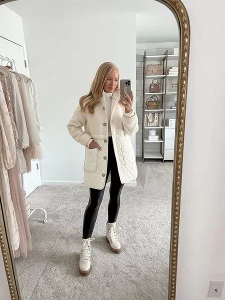 Sherpa Jacket Outfit Winter, Casual Faux Leather Leggings Outfit, White Sherpa Jacket Outfit, Faux Leather Leggings Outfit Winter, Sherpa Coat Outfit, Leather Leggings Outfit Winter, Mountain Outfits, Sherpa Jacket Outfit, White Sherpa Jacket