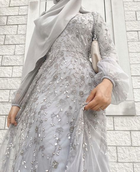 Prom Dress Hijab, Women Modest Fashion, Batul Bazzi, Hijab Prom Dress, Muslim Prom Dress, Hijabi Gowns, Modest Evening Dress, Stile Hijab, Soiree Dress