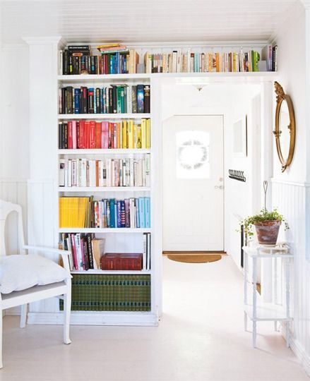 20 Hacks for Storing Books in Small Spaces Sneaky Storage, Small Space Storage Solutions, Small Space Storage, Wall Bookshelves, Aesthetic Ideas, Wall Storage, Home Library, Style At Home, Book Shelf