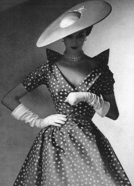 Vintage dress 1950 | #fifties #vintage #Patchett #polkadots Dramatic Necklines, Jean Patchett, 50's Fashion, Vestidos Retro, 1950 Fashion, Dior Collection, Fifties Fashion, Look Retro, Fashion 1950s