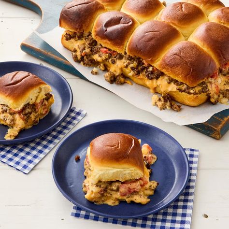 pioneer woman pull apart queso sliders Pioneer Woman Sliders, Best Sides For Bbq, Pioneer Recipes, Spicy Queso, Best Pasta Salad, Bbq Sides, Tailgate Food, Nachos Recipe, Slider Recipes