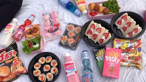 Japanese Picnic Food, Sushi Picnic Ideas, Asian Picnic, Japanese Picnic Aesthetic, Japanese Picnic, Japanese Snacks Aesthetic, Sushi Picnic, Sushi Picnic Date Aesthetic, Themed Picnic