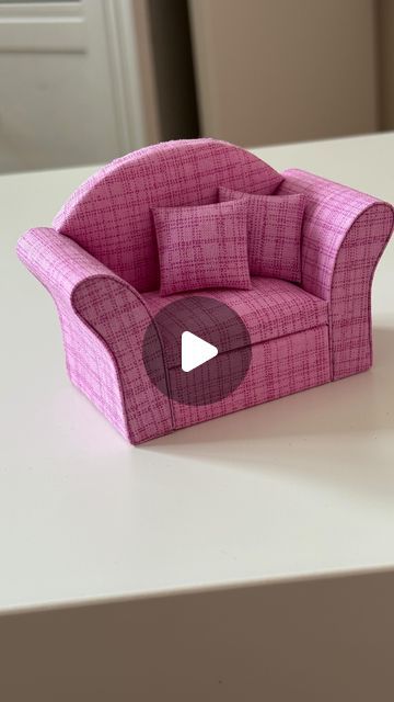 Barbie Doll Furniture Diy, Barbie Furniture Diy Homemade, Tiny Dolls To Make, Mini Furniture Diy, Diy Barbie Furniture Easy, Doll Furniture Plans, Doll Furniture Tutorial, Barbie Furniture Tutorial, Baby Doll Furniture