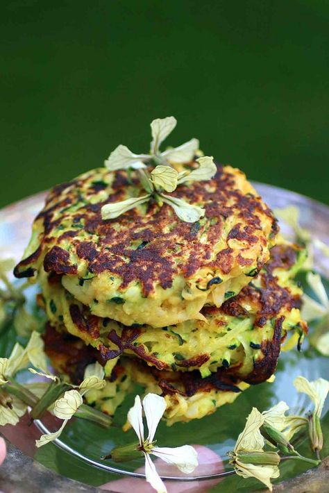 zucchini falafel fritters Falafel Fritters, Zucchini Falafel, Airfryer Snacks, Falafel Patties, Veggie Burger Patties, Veggie Meatballs, Summer Appetizers Easy, Greek Recipe, Veggie Sausage