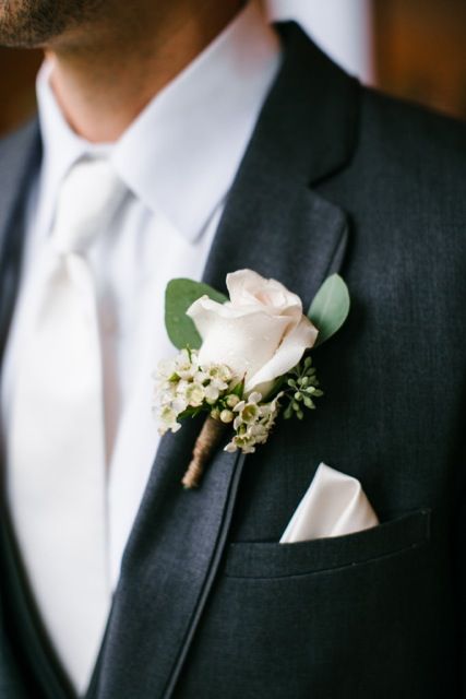 Neutral Boutonniere, Wedding Bouquet Artificial, Boutonniere White, Ranunculus Boutonniere, White Rose Boutonniere, Grooms Boutonniere, Boutonniere Ideas, White Boutonniere, Rustic Boutonniere