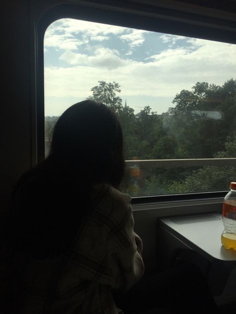 Train Cctv Girl, Poses In Train Window, Photo Poses In Train, Girl On Train Aesthetic, Train Pose Ideas, Train Photo Ideas Instagram, Dixie Core, Train Pics Photo Ideas, Train Photography Aesthetic