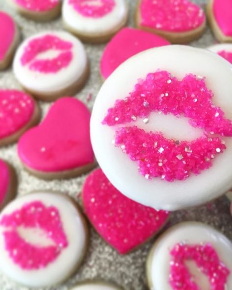 Xoxo Cookies, Glitter Cookies, Flood Cookies, Valentines Cupcake, Decorated Brownies, Sweet Business, Cookies Valentines, Candy Queen, Valentine Cookies Decorated