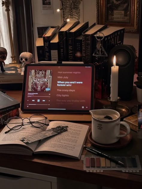 Cozy Reading Aesthetic, Nerdy Aesthetic, Coffee Studying, Dark Academia Desk, Gilmore Girls Autumn, Dark Academia Study, Academic Comeback, Productive Work, Chaotic Academia