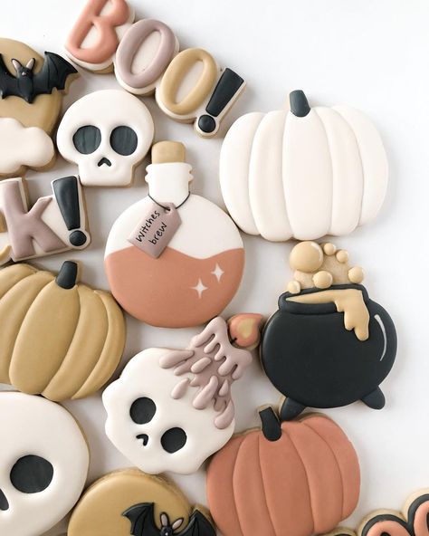 Vampire Diaries Cookies, Cute Halloween Sugar Cookies, Haunted House Sugar Cookies, Royal Icing Cookies Halloween, Mini Halloween Cookies, Monster Cookies Decorated, Skull Cookies Decorated, Halloween Cookies Aesthetic, Halloween Birthday Cookies