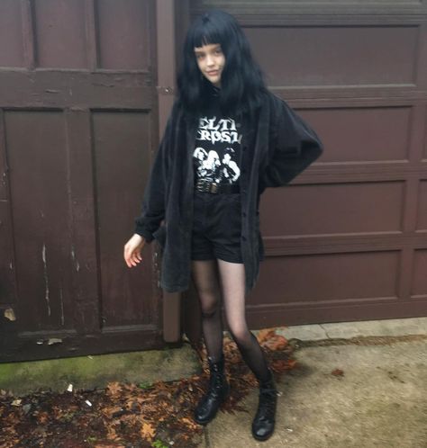 Emo Thanksgiving Outfit, Gothic Comfy Outfits, Cozy Goth Outfit, Winter Emo Outfits, Casual Emo Outfits, Comfy Goth Outfits, Lazy Goth, Fall Goth, Winter Goth