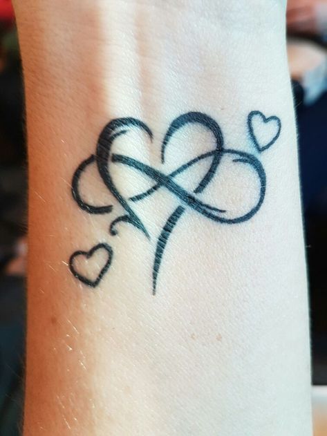 My infinite love for my 2 girls. Tattoo Zeichnungen, Cat Tattoos, Inspiration Tattoos, Mother Tattoos, Disney Tattoo, Infinity Tattoos, Initial Tattoo, Tiny Tattoo, Diy Tattoo