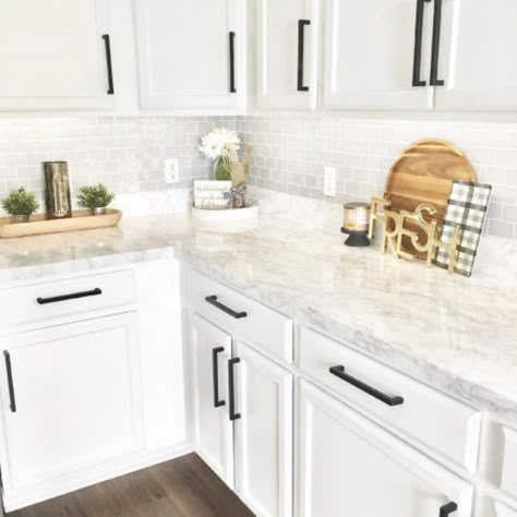 Peel And Stick Countertop, Model Dapur, Countertop Decor, Gray Cabinets, Kitchen Counter Decor, White Kitchen Design, Granite Kitchen, Kitchen Decorating, Cabinets Kitchen