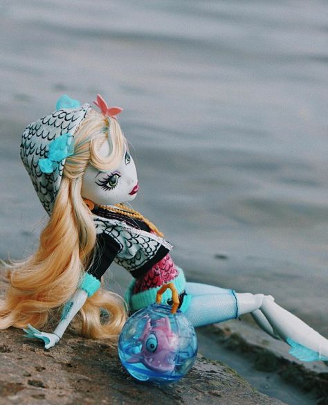 Monster High Doll Photography, High Photography, Monster High Lagoona, Barbie Photography, Mh Dolls, Sci Fi Horror Movies, Catty Noir, Custom Monster High Dolls, Lagoona Blue