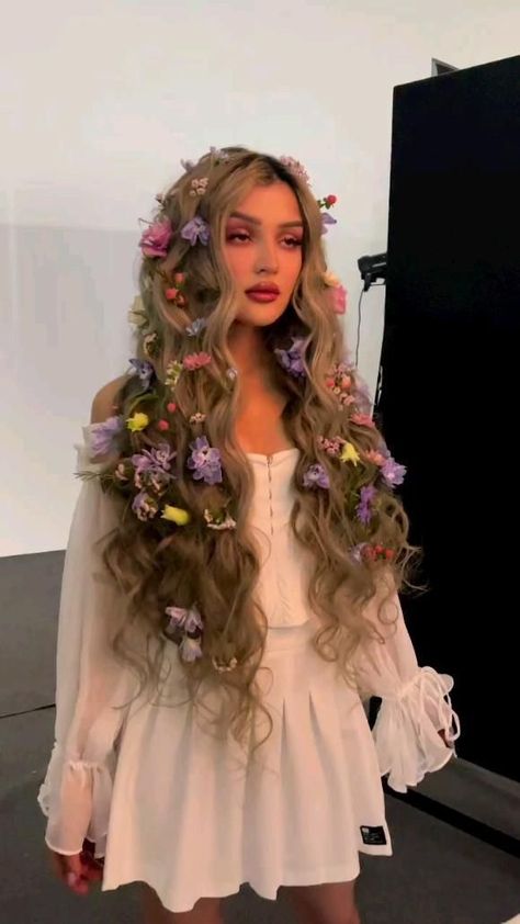 Hairstyles Effortless, Beachy Hairstyles, Fairy Photoshoot, Effortless Waves, Fairy Outfit, Fair Outfits, Fest Outfits, Flowers In Her Hair, Fairy Hair