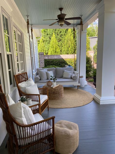 Porch Country House, House Front Porch Farmhouse, Cute Back Porch Ideas, Cozy Back Deck, Landscaping Front Porch, Front Porch Lights, Decorate Front Porch, Decoration Front Porch, Front Porch Landscaping