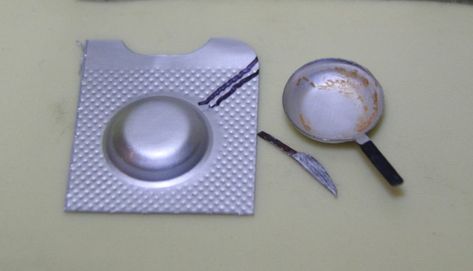 Foil pill packaging for frying pan. Doll Furniture Diy, Diy Barbie Furniture, Doll House Plans, Mini Doll House, Doll House Crafts, Dollhouse Miniatures Diy, Beginners Knitting, Miniature Diy, Barbie Diy