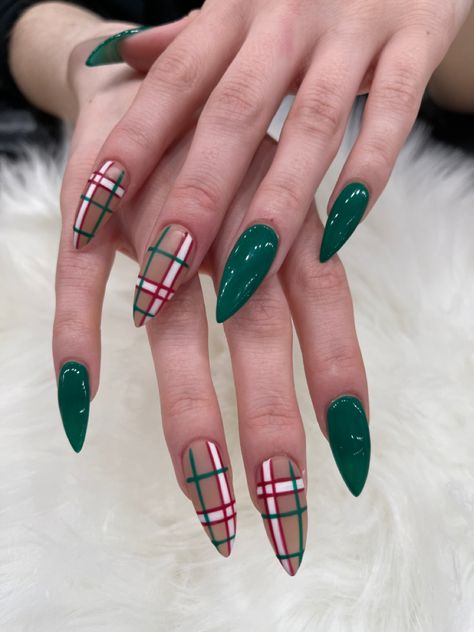 Diy Nail Art Tutorial, Plaid Nail Designs, Simple Christmas Nails, Xmas Nail Designs, Accent Nail Designs, Holiday Manicure, Christmas Gel, Diva Nails, Plaid Nails