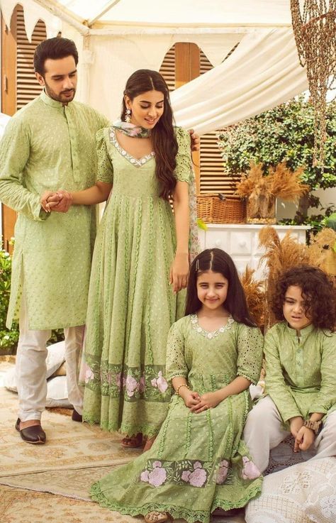 Family Matching Outfits Indian, Ansab Jahangir, Wedding Matching Outfits, Mom Daughter Matching Dresses, Daughter Fashion, Kidswear Girls, Mom Daughter Outfits, Mother Daughter Fashion, Mother Daughter Matching Outfits