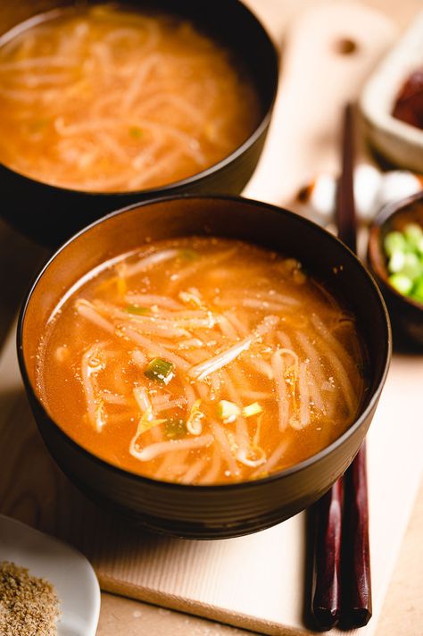 Bean Sprout Soup, Korean Soup Recipes, Spicy Vegetable Soup, Dinner Soup Recipes, Bean Sprout Recipes, Soup Simple, Bean Sprout, Soup Vegan, Asian Inspired Dishes