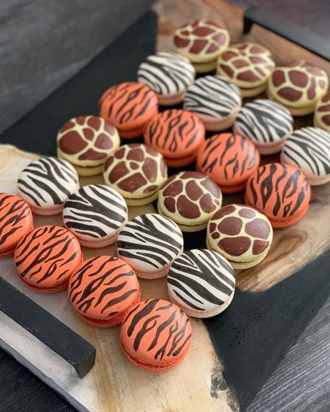 Animal Print Macarons, Animal Print Desserts, Lion Macarons, Jungle Macarons, Safari Macarons, Jungle Theme Food, Animal Macarons, Hoco 2023, Wild Baby Shower