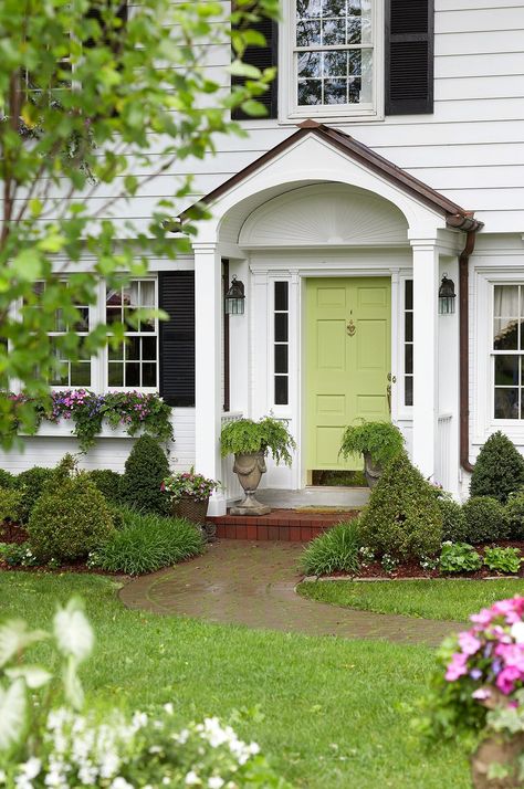 Entry Paint Colors, Traditional Garden Design, Green Front Doors, Front Entryway, Front Door Entrance, Big Garden, Entryway Ideas, Contemporary Style Homes, Front Door Colors