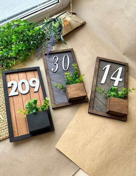 Decor Inspiration Diy, House Numbers Diy, Name Plate Design, Deco Floral, Diy Wood Projects, Wooden Signs, Home Deco, Wood Diy, Wood Crafts