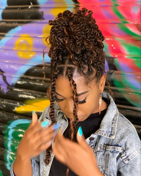 Passion Twist Bob Hairstyles, Passion Twist With Curls Out, Short Blonde Passion Twist, Style Short Passion Twists, Short Twist With Curls, Short Passion Twists Hairstyle Bob, Bob Passion Twists Hairstyle, Short Passion Twists With Curls, Passion Twists Hairstyle With Curls