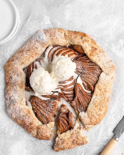 Rustic Spiced Pear Galette - Food Duchess Meringue Photography, Pear Filling, Pear Galette, Caramel Pears, Pear Dessert, Galette Recipe, Sliced Pears, Fall Desserts Easy, Spiced Pear