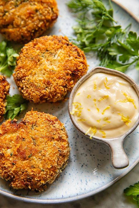 Crab Cakes with Lemon Garlic Aioli Aioli Recipe For Crab Cakes, Lemon Aioli For Crab Cakes, Aioli For Crab Cakes, Crab Cake Aioli, Cakes With Lemon, Lemon Garlic Aioli, Maryland Crab Cakes, Aioli Sauce, Lemon Aioli