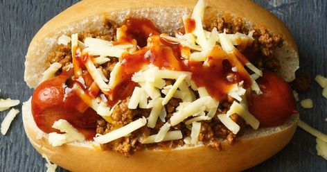 These fast and easy hot dogs are as simple as mince, chilli and rolls! They're not only fun to eat, byt they have a flavour kick that will get them an adults-only rating. Hot Dog Gourmet, Chilli Dogs, Spicy Chilli, Sunday Lunch, Recipe Boards, Our Father, Can Dogs Eat, Chili Sauce, Dog Feeding