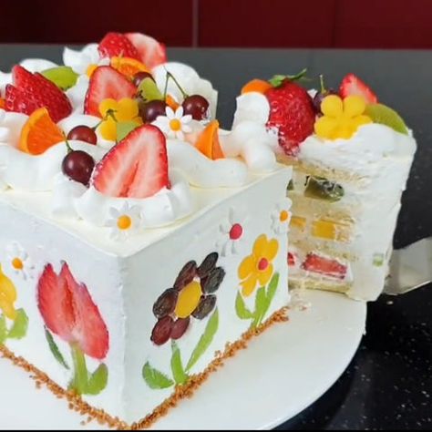 Incredible fruit cake – Amourducake Fruit Cream Cake, Fresh Cream Cake, Fruit Birthday Cake, Fruit Cake Design, Cake Pan Sizes, Moist Cake Recipe, Fresh Fruit Cake, Fruit Cream, Vanilla Sponge Cake