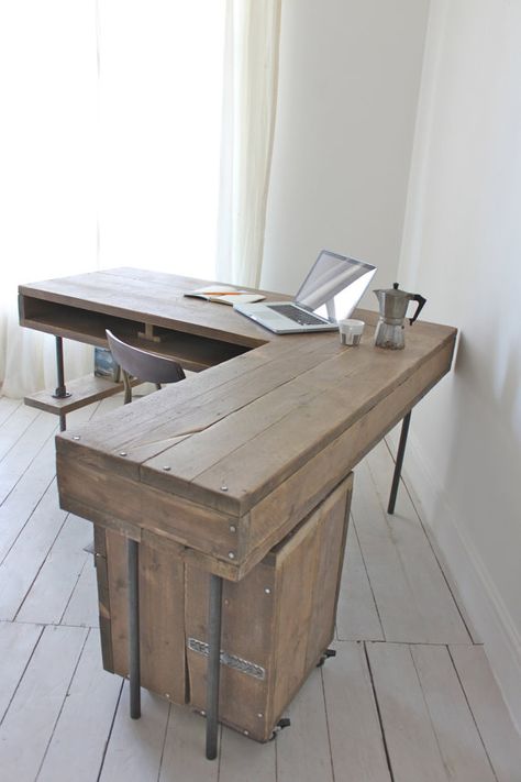 Diy Corner Desk, Pipe Furniture, L Shaped Desk, Scaffolding, Wood Desk, Desk Design, Top Trending, Office Inspiration, Industrial Chic