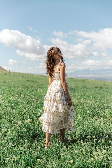 Countryside Farmhouse, Cottage Core Fashion, Debut Photoshoot, Frilly Dress, Romantic Dresses, Flowery Dresses, Chica Cool, Spring Photoshoot, Shoes Stylish