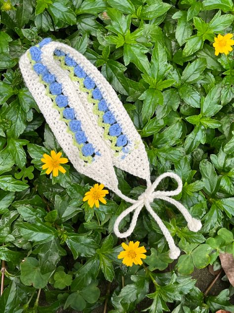 Crochet tulip stitch, crochet hairband, diy headband, flower headband, crochet accessories Crochet Rose Headband, Hair Accessories Crafts, Tulip Headband Crochet Pattern, Headband Crochet Flower, Flower Crochet Headband, Crochet Cute Headband, Headband Crochet Ideas, Flower Headband Crochet, Crochet Tulip Headband