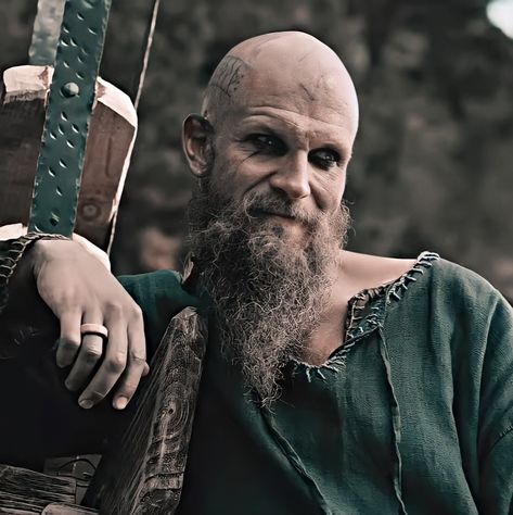 Icon Vikings Floki, Floki Vikings, Viking Makeup, Viking Pictures, Gustaf Skarsgard, King Ragnar, Bald Men Style, Vikings Ragnar, Bald Men