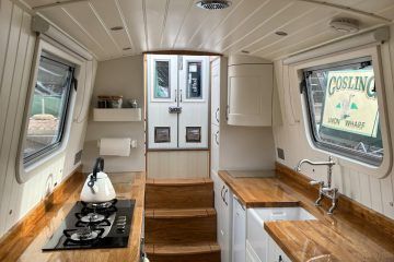 Contemporary layouts for canal boats – Boutique Narrowboats Houseboat Interiors, Houseboat Design, Houseboat Ideas, Urban Interior Design, Boat House Interior, Houseboat Living, Lakefront Living, Recreational Room, Lakefront Property