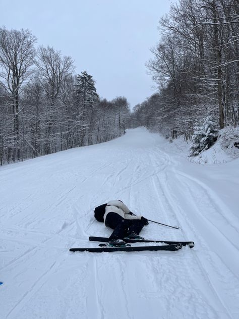 #skiing #skiingoutfit #fail #cutepics #snowboarding #winter #funny Funny Skiing Pictures, Skiing Fails, Ski Girl Aesthetic, Skiing Pics, Skiing Funny, Snowboarding Pictures, Ski Girls, Winter Core, Ski Pics