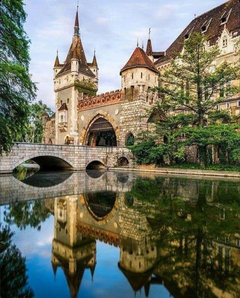 Vajdahunyad Castle Budapest, Budapest Vacation, Vajdahunyad Castle, Tiny Beach House, Budapest City, Old Country Houses, Get Paid To Travel, Paid To Travel, Castles Around The World