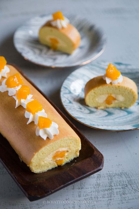 Mango Roll Cake, Mango Swiss Roll, Cream Roll Cake, Light Cake, Mango Dessert Recipes, Cream Roll, Swiss Roll Cake, Cake Roll Recipes, Mango Dessert