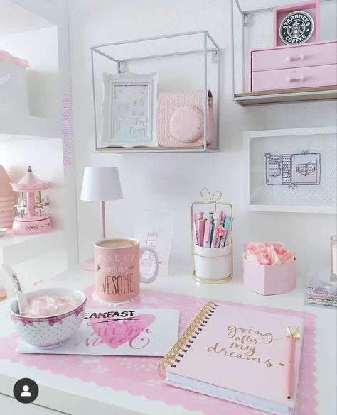 Work Cubicle Decor, Girly Office, Feminine Home Offices, Study Desk Decor, Work Office Decor, Cozy Home Office, Desk Inspiration, Cute Bedroom Ideas, Cubicle Decor