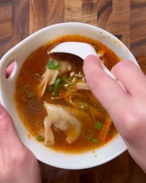 Healthy Eating on Instagram: "1️⃣ or 2️⃣? Which #recipe by @nutrientmatters would you try? 👇 1️⃣ I recently had something like this on my trip to NYC- unfortunately the broth tasted of just vinegar and the dumpling filling didn’t offer much flavour. I loved the concept of using wonton wrappers for dumplings and then serving them inside of a soup so I took it upon myself to recreate a more balanced, pleasantly flavoured version of this dish thanks to that experience 👩🏻‍🍳 Recipe ⬇️ 1 lb Ground beef 2 garlic cloves 1/2 Green onion stalk 1 tbsp Soy sauce 1 tbsp Oyster sauce 1 tbsp Rice vinegar 1/2 tsp Sesame oil Salt & pepper Broth: 2 tbsp avocado oil 2 tsp gochugaru red pepper flakes 2 garlic cloves 1 beef bouillon cube 6 cups water 2 lemongrass sticks 2 tsp oyster sauce Salt Dumpling Filling, Healthy Eating Snacks, Healthy Eating Breakfast, King Food, Bouillon Cube, Wonton Wrappers, Delicious Snacks Recipes, Food Recepie, Green Onion