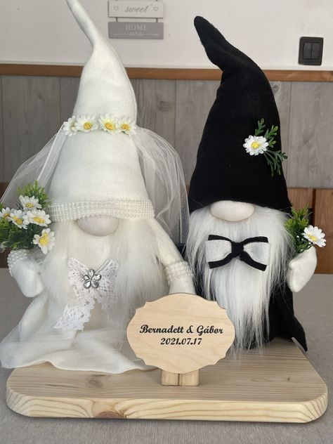 Diy Wedding Gnomes, Bride And Groom Gnomes Diy, Bride Gnome, Bride And Groom Gnomes, Wedding Gnomes, Gnome Craft, Christmas Sewing Projects, Sock Toys, Nordic Gnomes