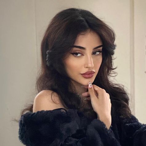 @thed3vilsangel on Instagram: “Your beauty is beyond compare” Rich Girl, Girls Makeup, Dark Hair, Aesthetic Girl, Maquillaje De Ojos, Makeup Inspiration, Pretty Woman, Hair Inspo, Girl Hairstyles