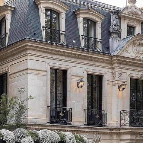 Italianate House Exterior, Modern French Mansion, Luxury Houses Interior, Neoclassical Exterior, Classic Interior Design Luxury, French Chateau Decor, French Mansion, French Chateau Style, Luxurious Mansion