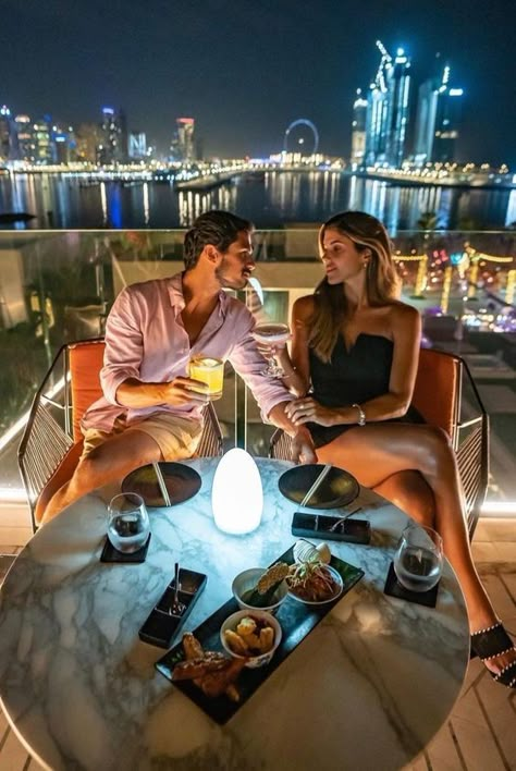 Dubai Fashion Women, Dubai Picture Ideas, New York Sightseeing, Couples Candid Photography, Dubai Photoshoot, Couple Travel Photos, Singapore Photos, Luxury Couple, Couple Picture Poses