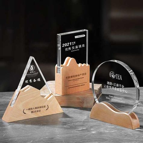 Momento Ideas For Farewell, Acrylic Award Plaque Design, Trophy Award Design, Acrylic Trophy Design Ideas, Plaque Design Ideas, Thropy Design, Acrylic Trophy Design, Trophy Design Ideas, Award Plaque Design