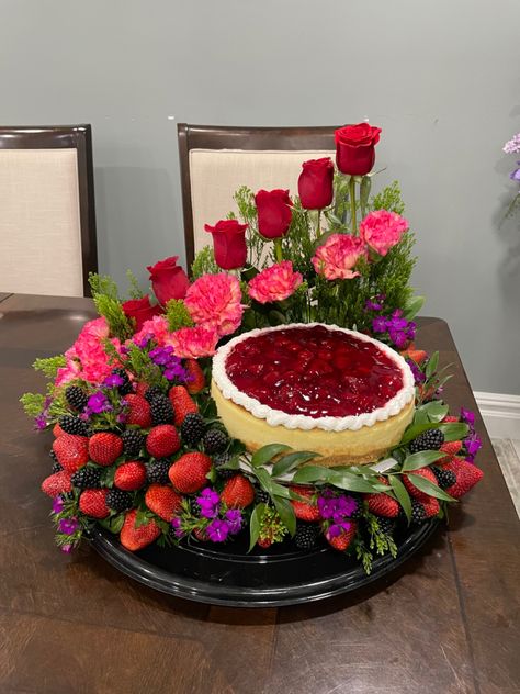 Flowers, with fruit and cheesecake. Flower And Fruit Arrangements, Flowers With Fruit, Fruit Bouquet Ideas, Fruit Hampers, Flower Desserts, Food Bouquet, Fruit Platter Designs, Fruit Creations, Candy Bouquet Diy